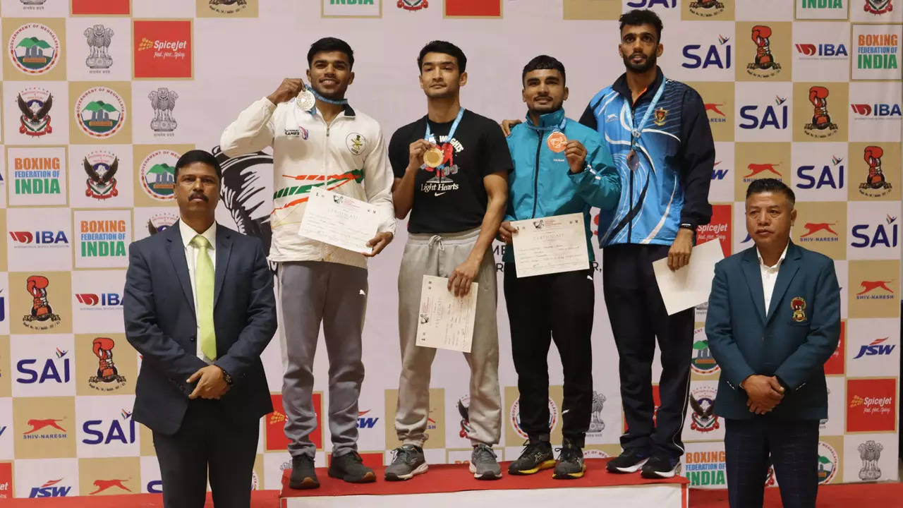 Shiva Thapa (third from left) after winning gold in Shillong on Friday (Photo credit: BFI)