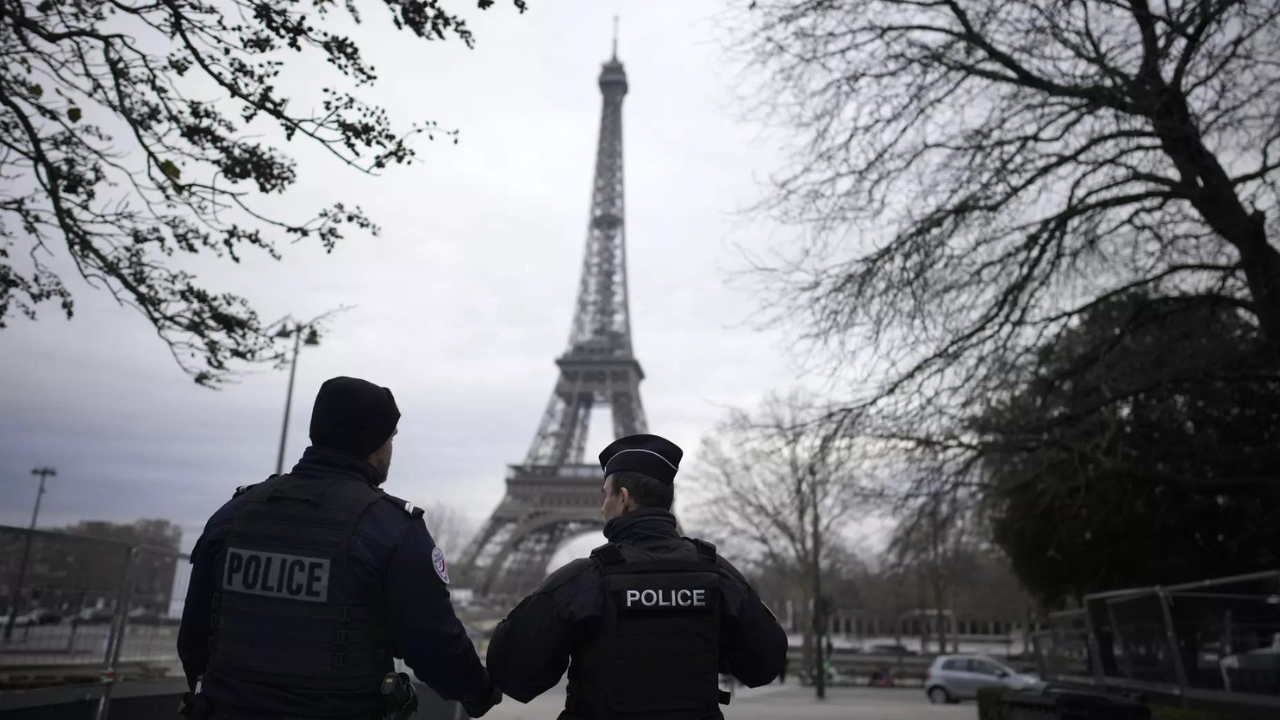 Man kills tourist near Eiffel Tower, injures 2; ‘terror’ investigation on