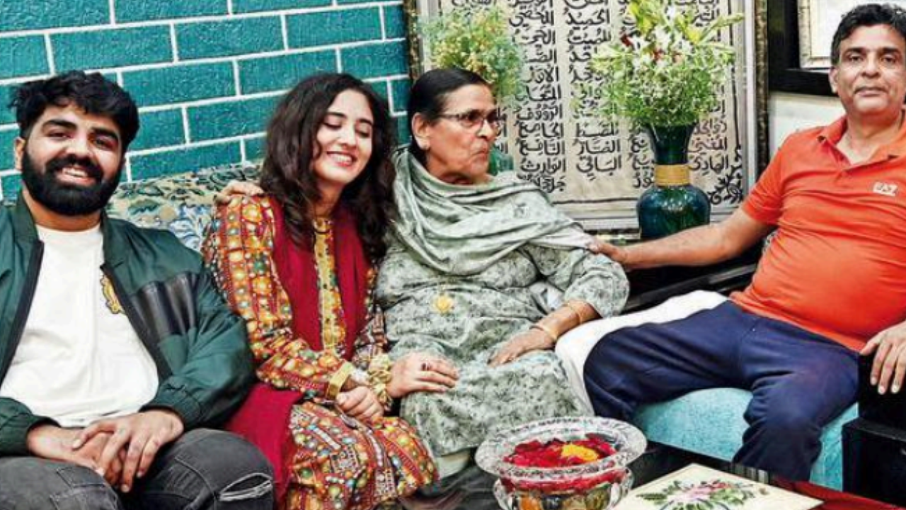 Borders blur as Pak woman reaches Kolkata to marry local boy