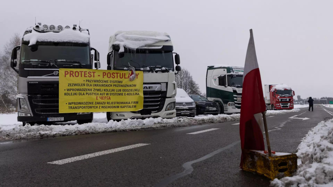 About 100 lorries pass through unblocked Ukraine-Poland crossing, Kyiv says