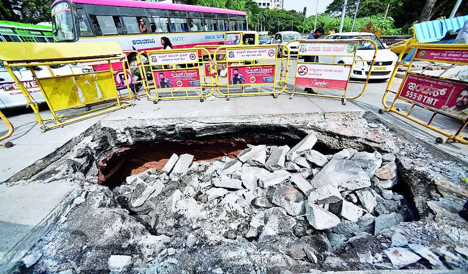 Sinkhole on whitetopped Ulsoor road Bengaluru: Kensington signal junction sinkhole | – Times of India