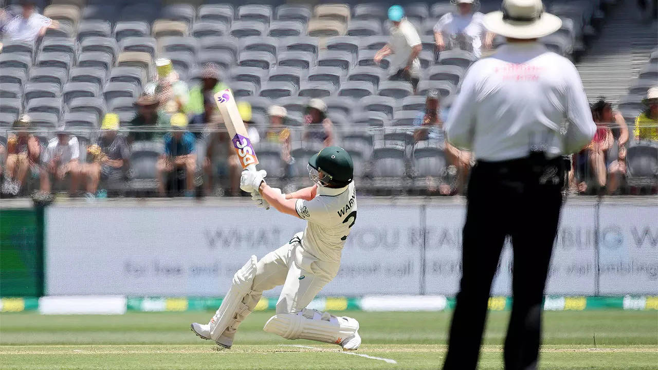 Watch: Warner's 'unbelievable' six against Pakistan at Perth