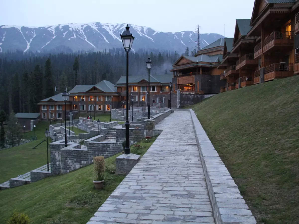 Gulmarg and Pahalgam completely booked as tourists crowd Kashmir’s iconic destination for Christmas