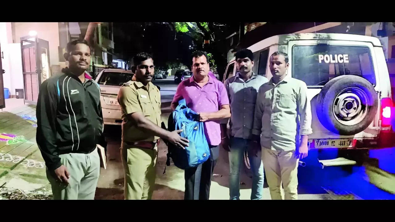 Man forgets bag with 15 lakh in auto, cops trace it in 2 hrs | Chennai News – Times of India