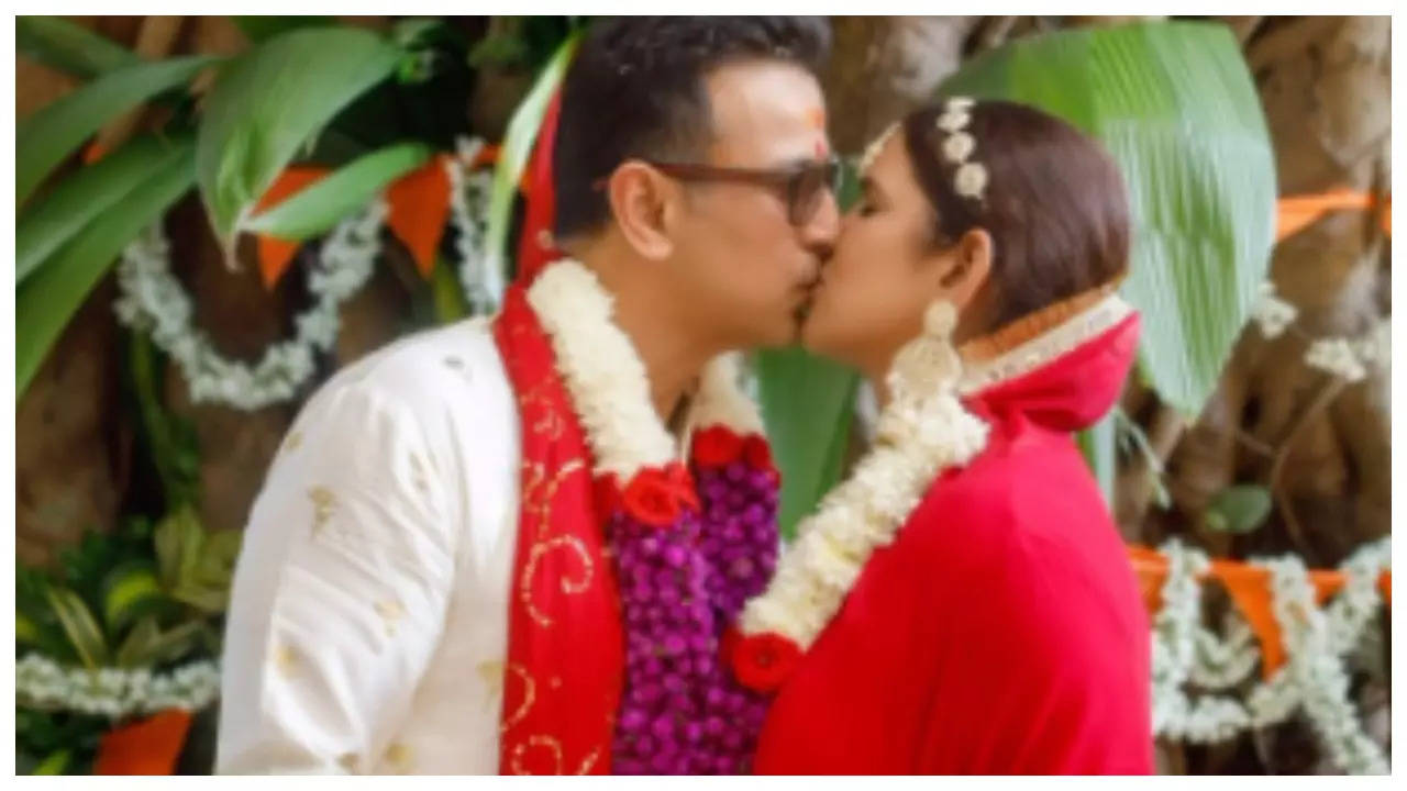 Ronit Roy renews wedding vows with wife Neelam Bose Roy on 20th anniversary | Hindi Movie News – Times of India