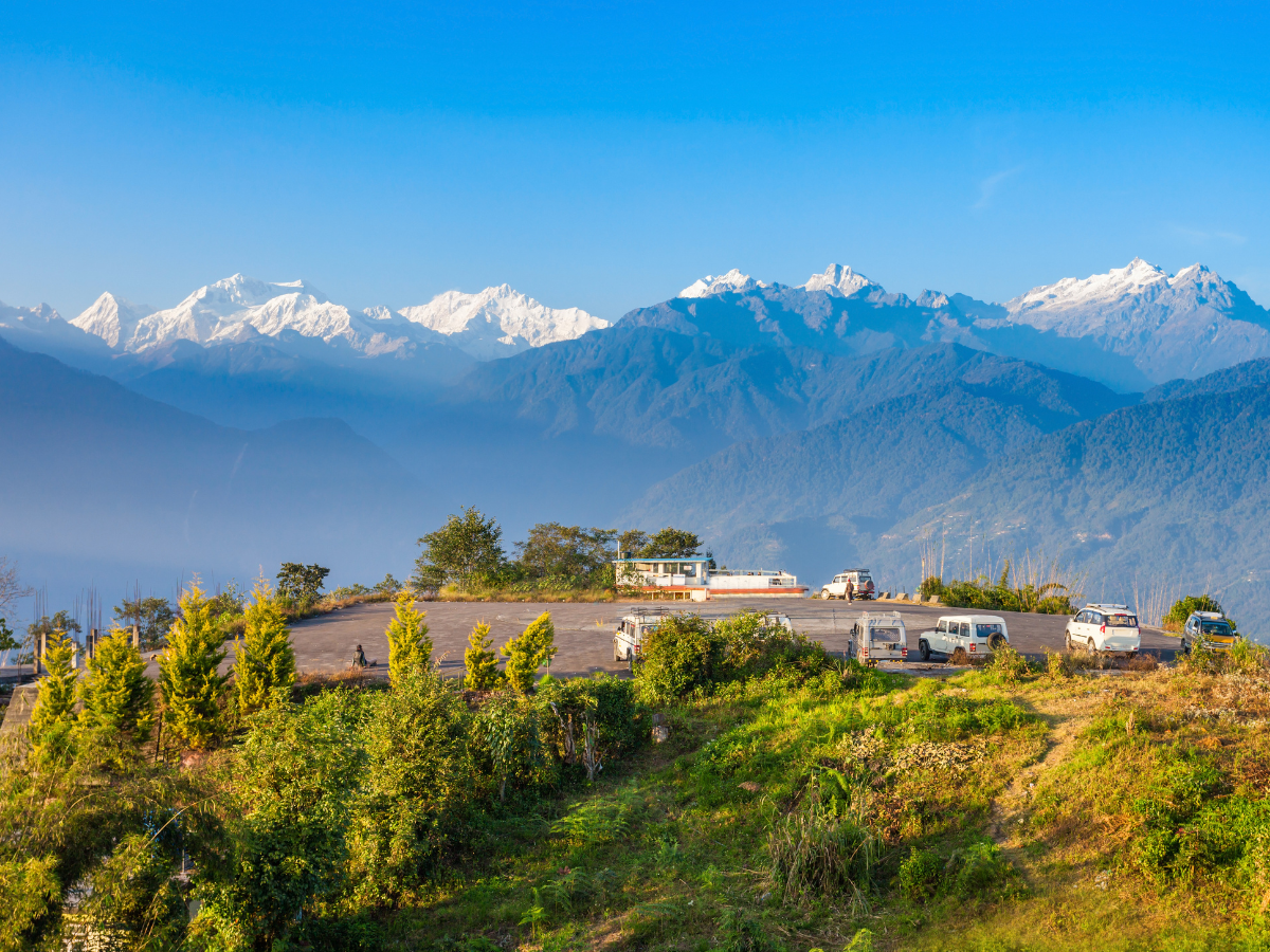 Why is Pelling a must-visit tourist destination in Sikkim?