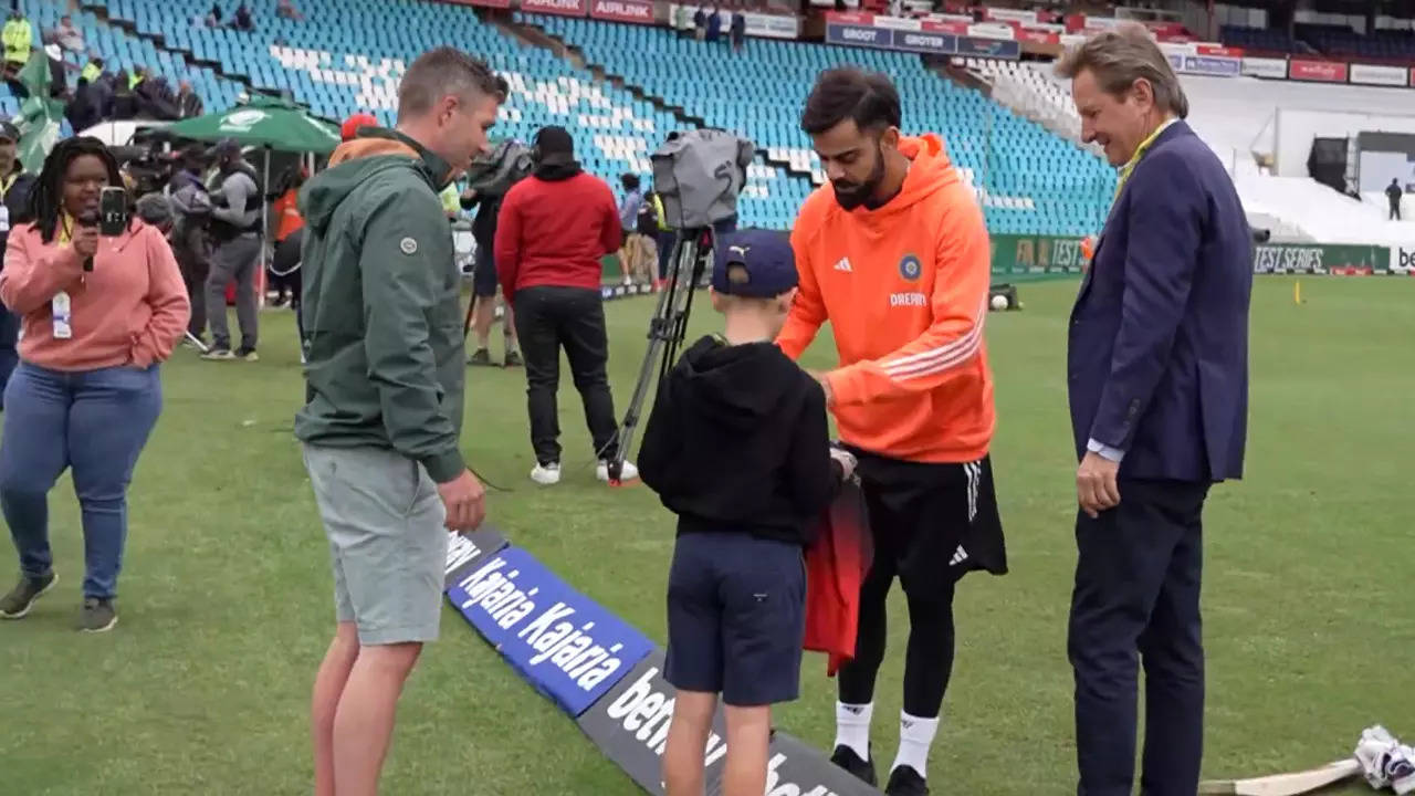 Watch: Virat Kohli fulfills younger fan’s want, offers him autograph on RCB jersey | Cricket Information – Instances of India