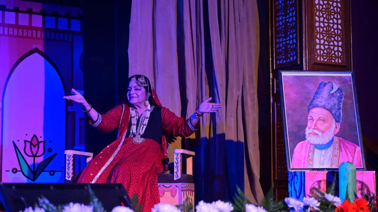 Dr Uma Sharma captivates audience with beautiful tribute to Ghalib | Delhi News – Times of India