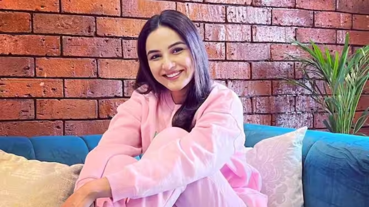 Jasmin Bhasin slams an airline as she faces a hammering experience while flying to Jammu, writes, 