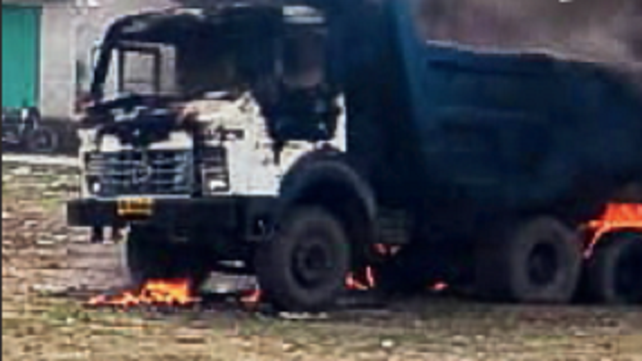 Truck crushes teen siblings near wathoda, angry mob sets it a fire | Nagpur News – Times of India