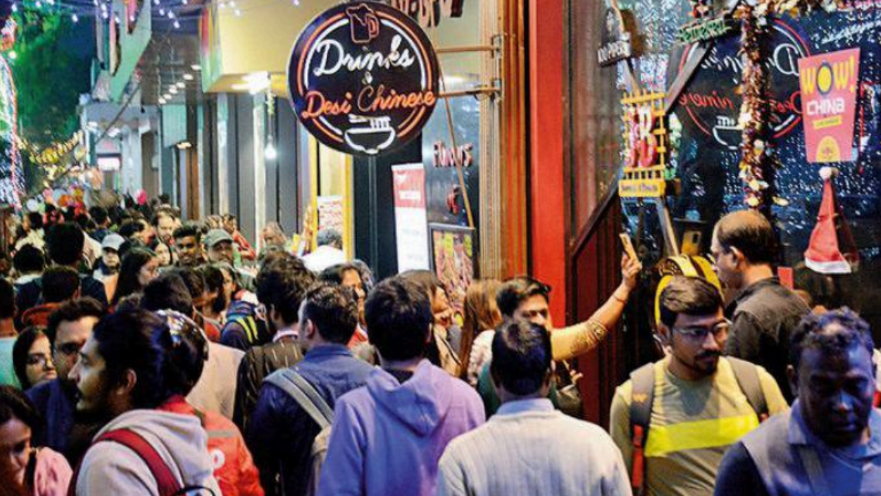 Restaurants, pubs and cafes will stay open till late over the weekend