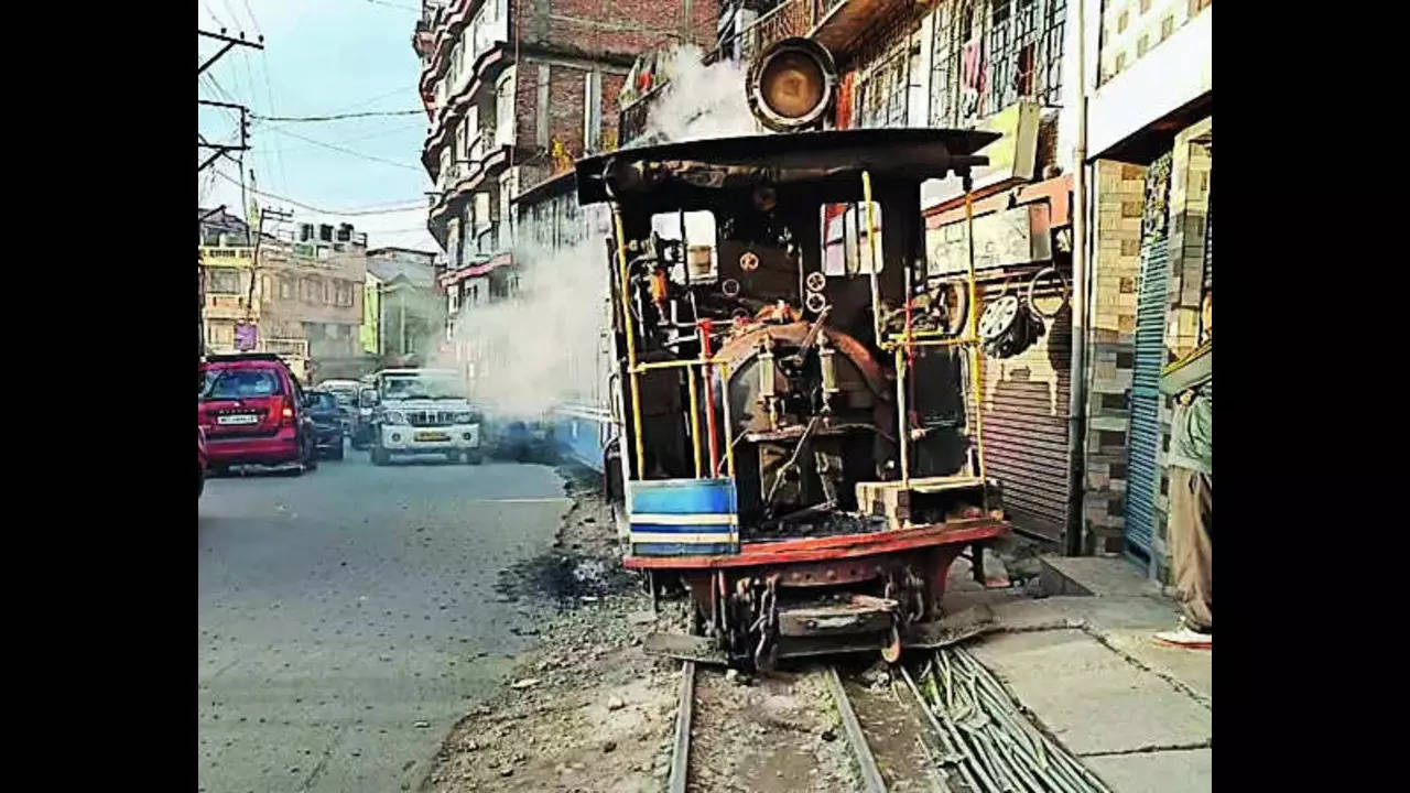 Darjeeling toy train carrying tourists goes off tracks | Kolkata News – Times of India