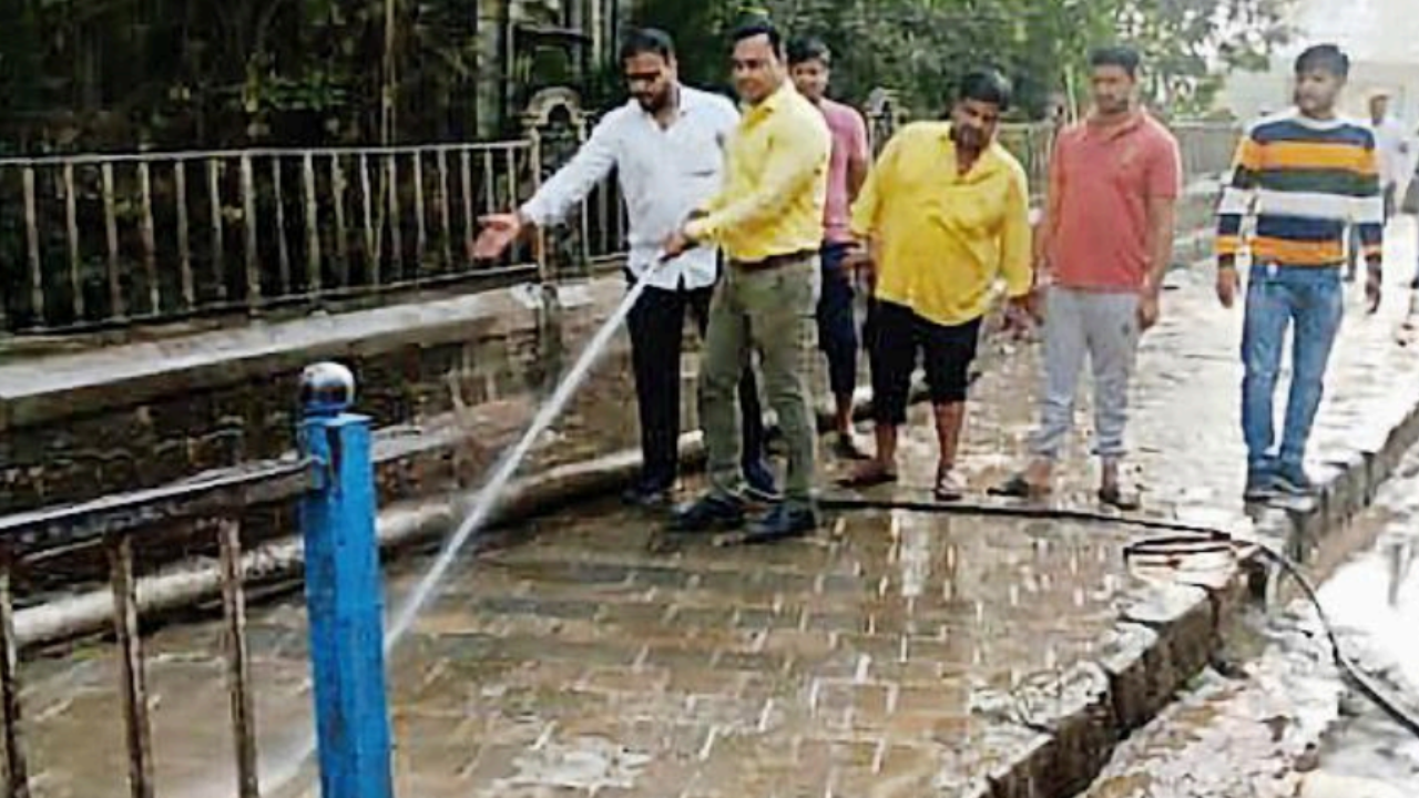 Vegetable vendors help BMC deep-clean Dadar | Mumbai News – Times of India