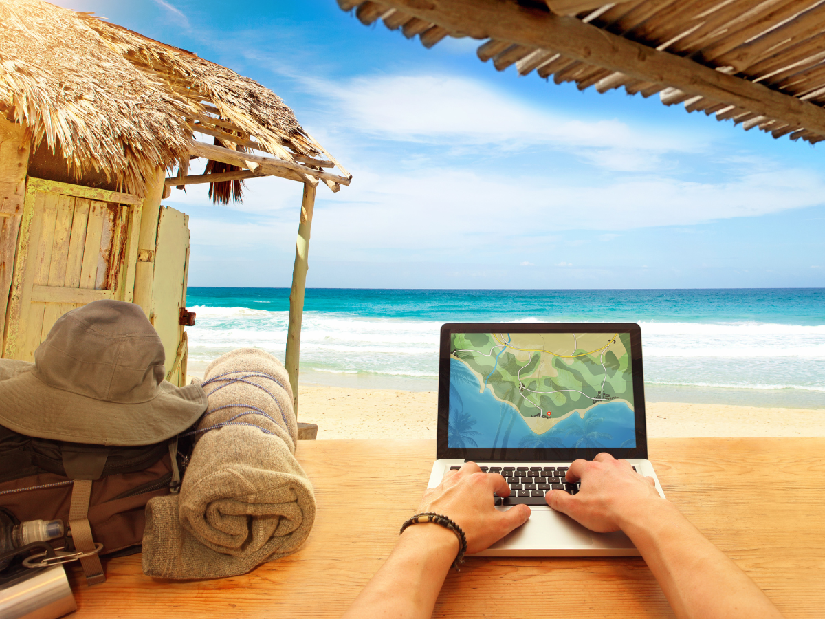 Digital nomad виза. Ноутбук на берегу моря. Девушка с ноутбуком на пляже. Работа на пляже с ноутбуком. С ноутбуком на море.
