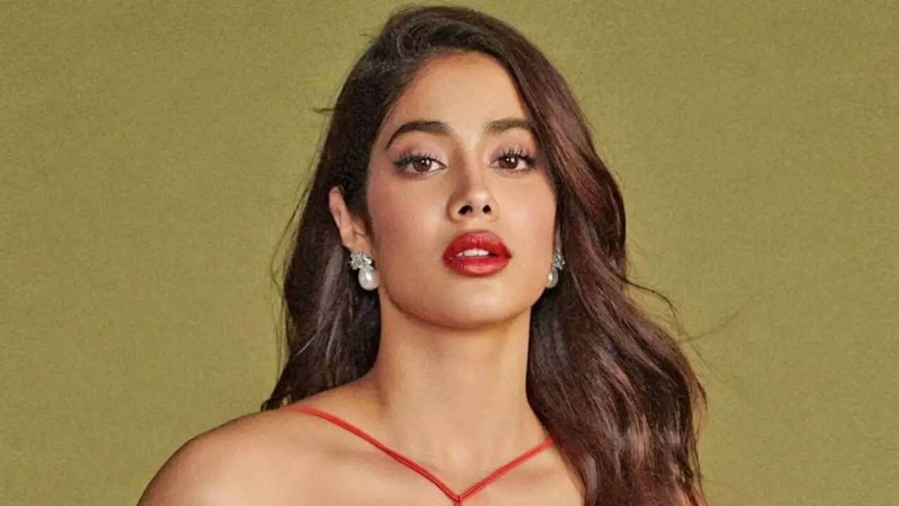 Janhvi reveals 'flirty' text from B'wood star