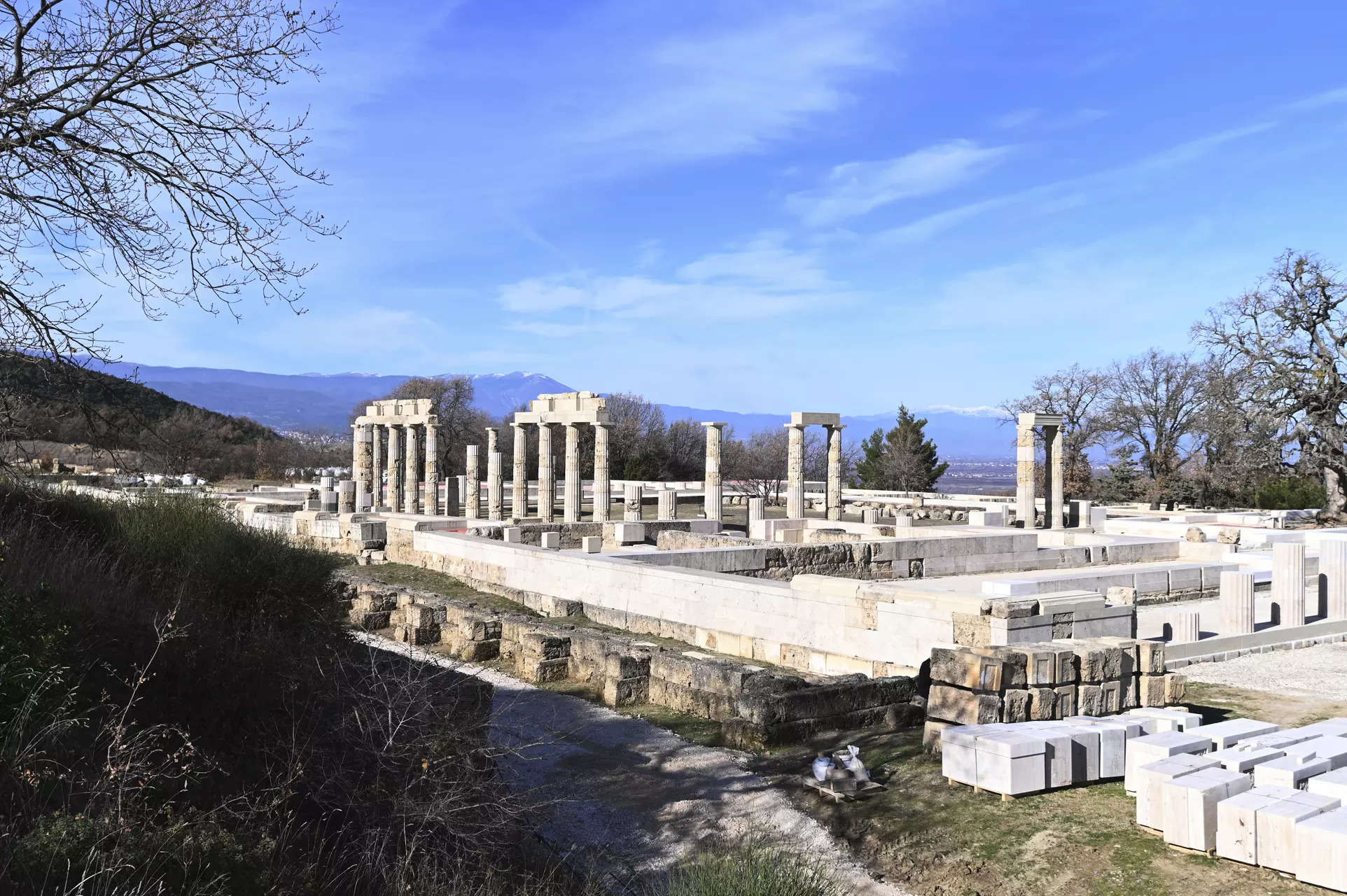 After 16 yrs, Greece unveils palace where Alexander the great became king