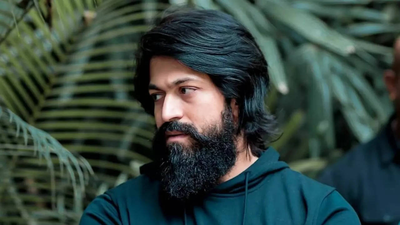 ‘KGF’ star Yash meets households of followers who died whereas placing a 25 ft cut-out of him on his birthday: ‘That is NOT the way you present fandom’ | Hindi Film Information