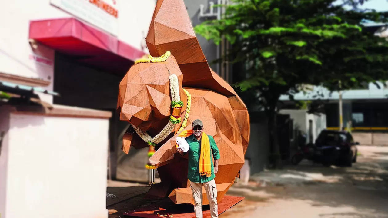 15-foot-tall metallic squirrel from B’luru on its way to railway station | Bengaluru News – Times of India