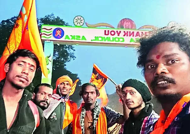 6 Daily Wagers from Ganjam Begin Trip to See Ram Lalla | News | Bhubaneswar News – Times of India