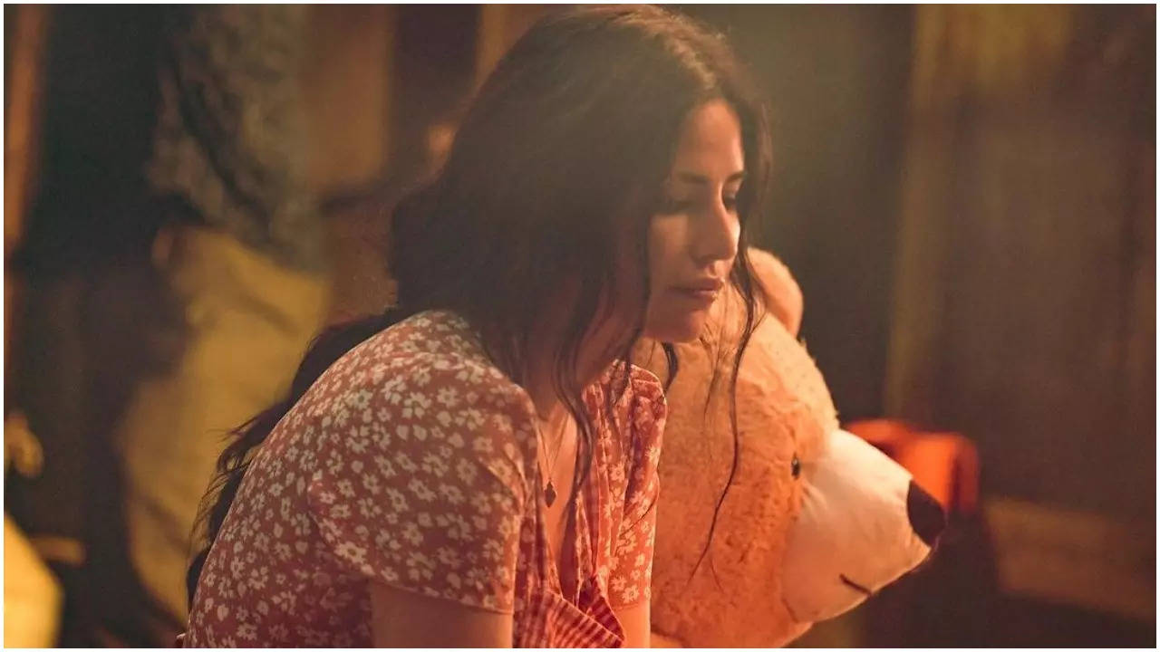 Katrina Kaif shares NEW stills from ‘Merry Christmas’ ahead of the film’s release | Hindi Movie News – Times of India