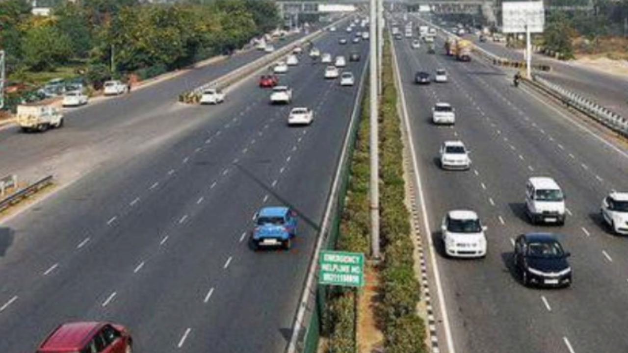 Traffic Police Crackdown on Lane Driving Violations on Del-Ggn Expressway | Gurgaon News – Times of India