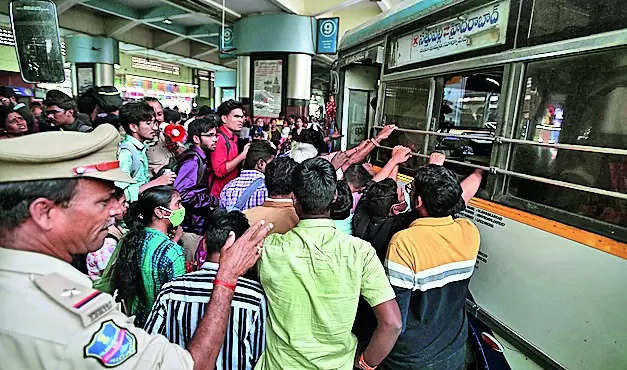 Sankranti Rush At Bus & Rail Stns, Traffic Crawls Across City | Hyderabad News – Times of India