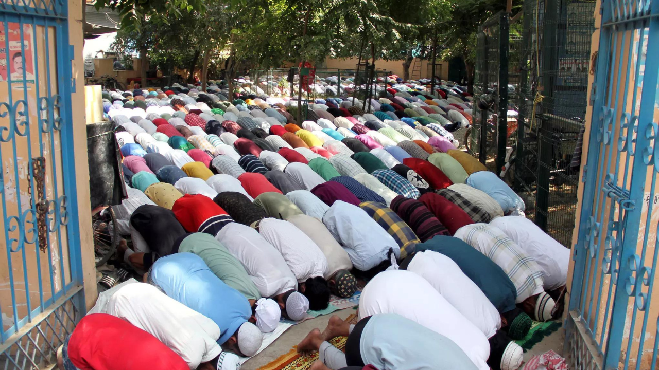 Man held for offering ‘namaz’ on roadside | – Times of India