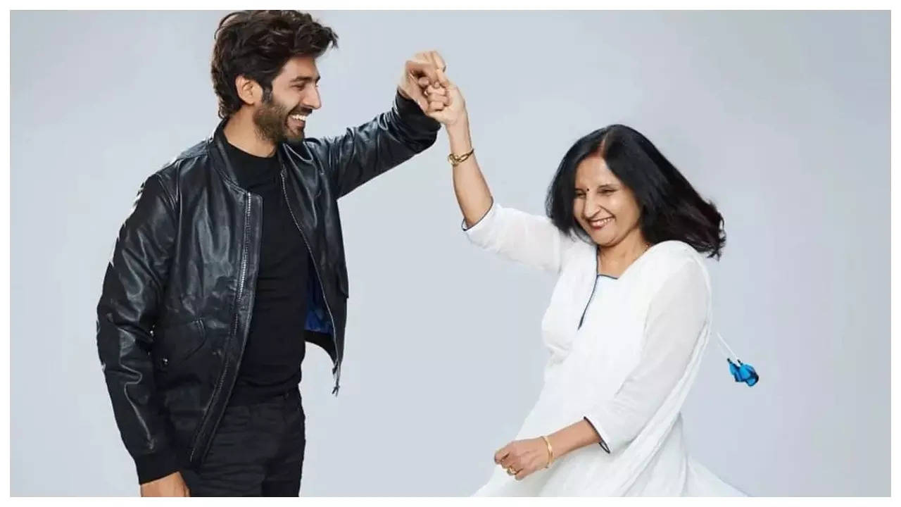 ​Kartik Aaryan celebrates his mother’s birthday, calls her ‘favorite person’ : Video inside | Hindi Movie News