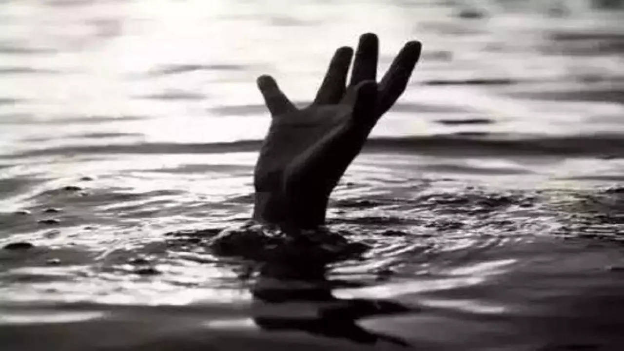 Tragic Drowning Incident at Injambakkam Beach: Two Men Lost Their Lives | Chennai News – Times of India