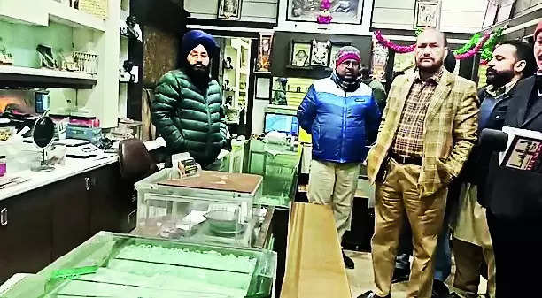 15 Men Foiled in Jewellery Store Break-In – Latest News | – Times of India