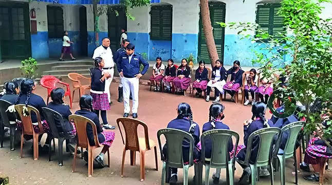 Cops Discuss Traffic Issues With Kids | Kolkata News – Times of India