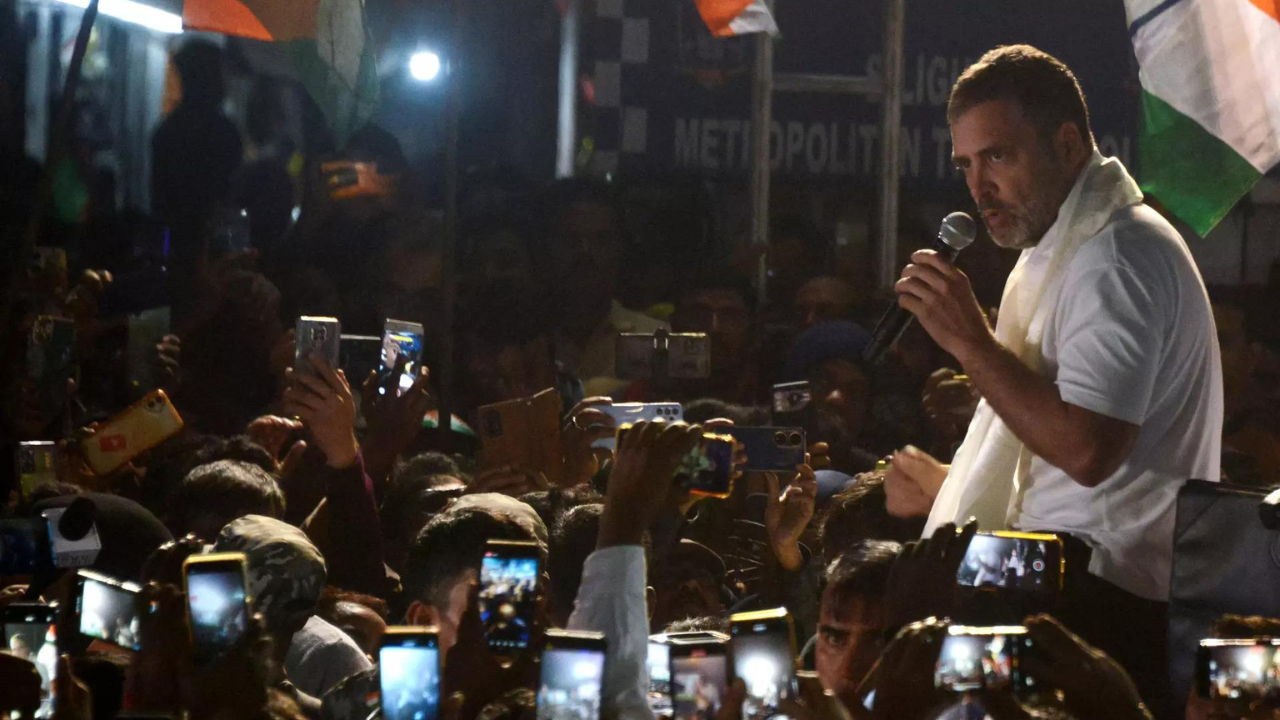  Rahul Gandhi speaks with his supporters during the 'Bharat Jodo Yatra' march in Siliguri (AFP photo) 