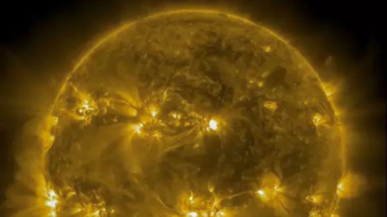 Nasa captures eruption on Sun, emission of powerful solar flare