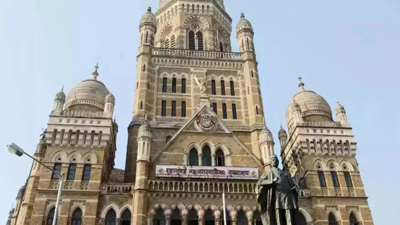 BMC files FIR against five for dumping debris | Mumbai News – Times of India