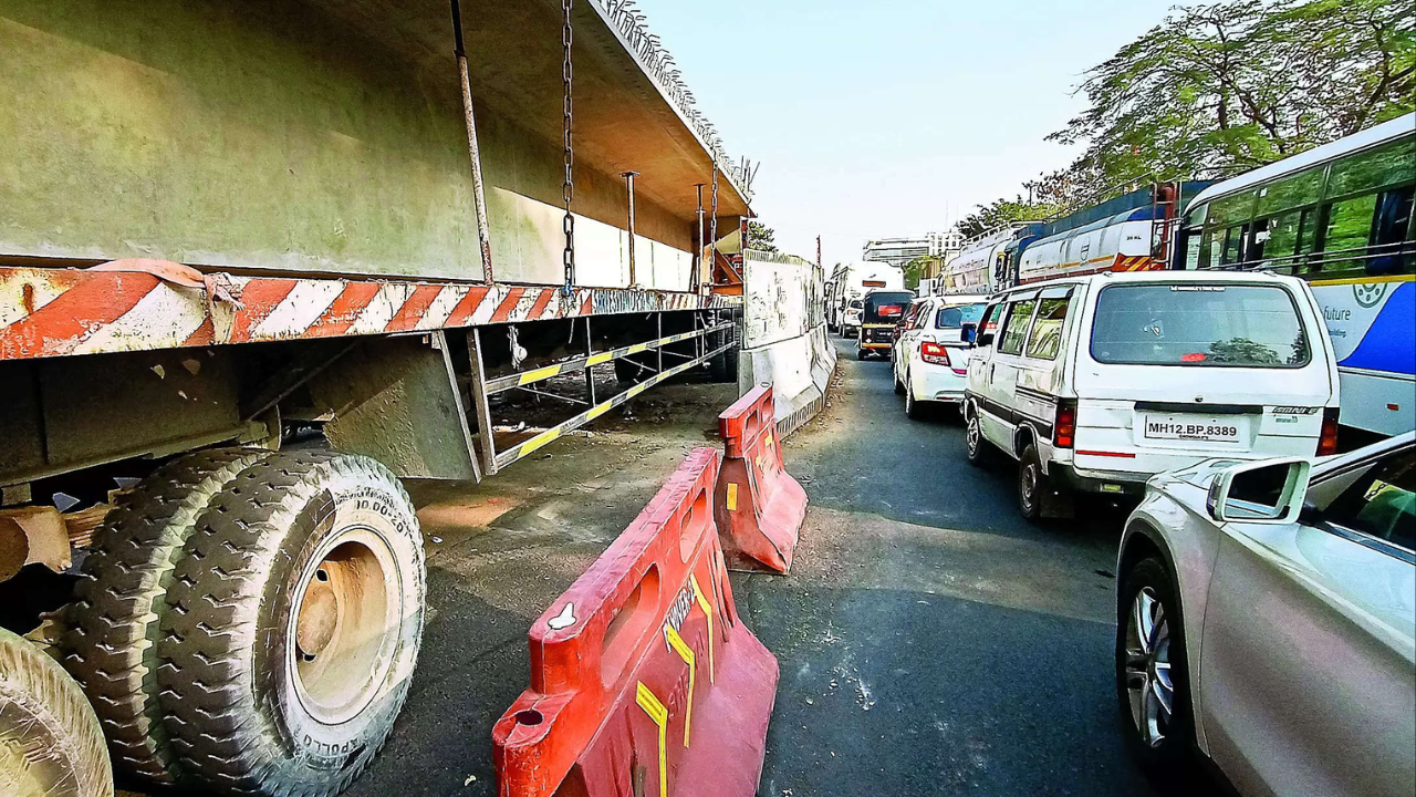 Traffic Chaos in Pune: Trailer Accident at University Chowk | Pune News – Times of India