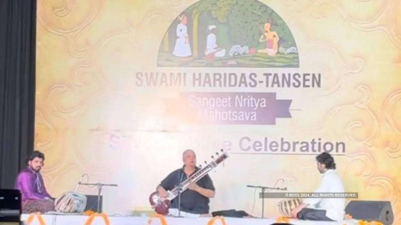 Ustaad Shujaat Khan performing at Swami Haridas Tansen Sangeet Nritya Mahotsav