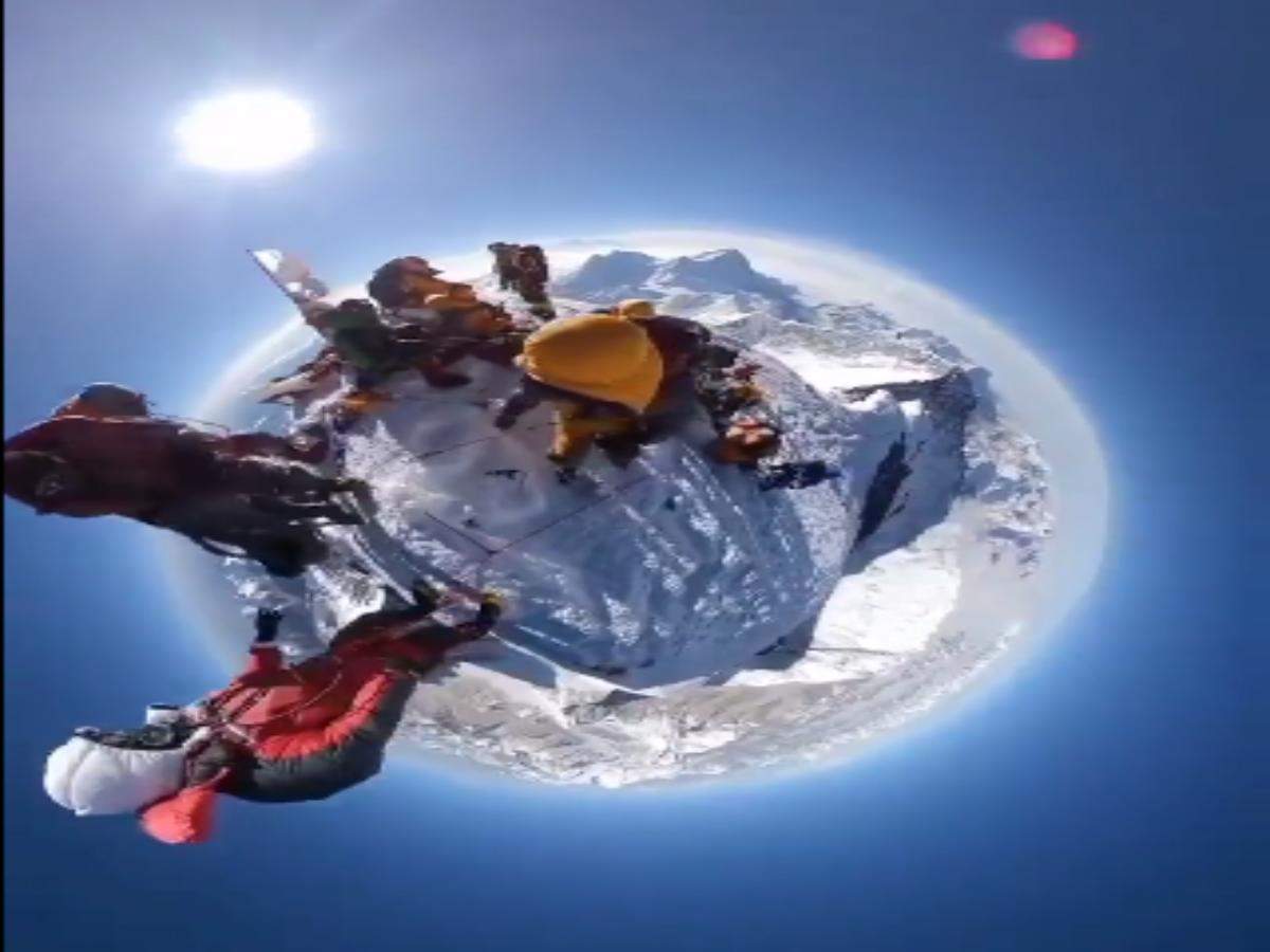 360 degree view from the top of Mount Everest takes the Internet by storm