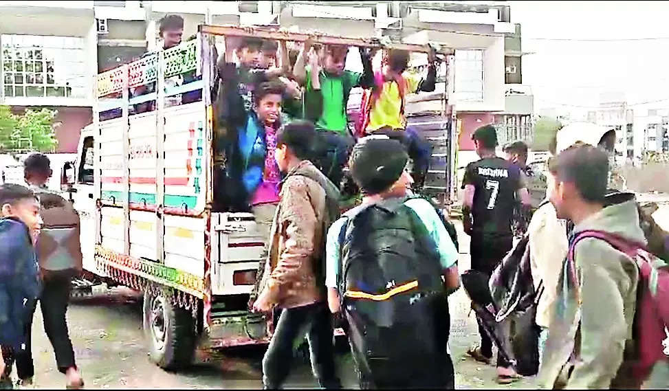 Students brought to Godhra packed in pickup carrier