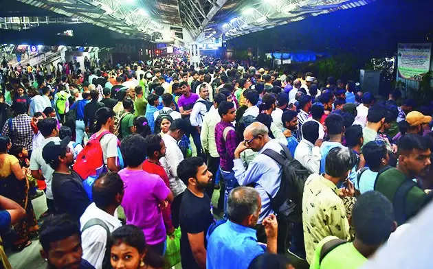 Packed trains on CR after 3 signal failures on Sun