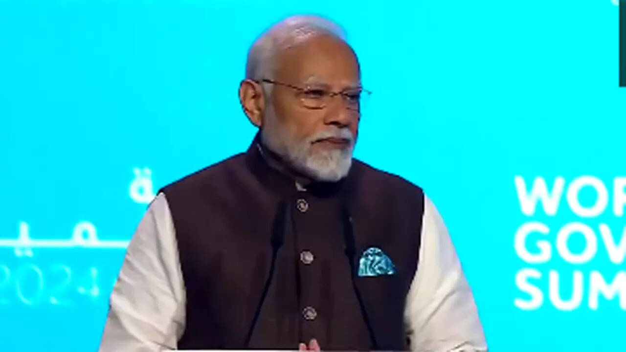 There should neither be lack of govt nor pressure of govt: PM
