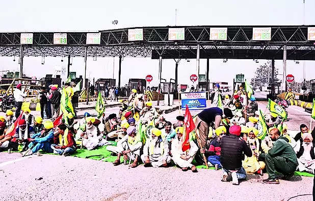 Farmers’ Protest: Commuters Skip Toll as Farmers Stage Sit-in at Ladowal Toll Plaza | Ludhiana News – Times of India