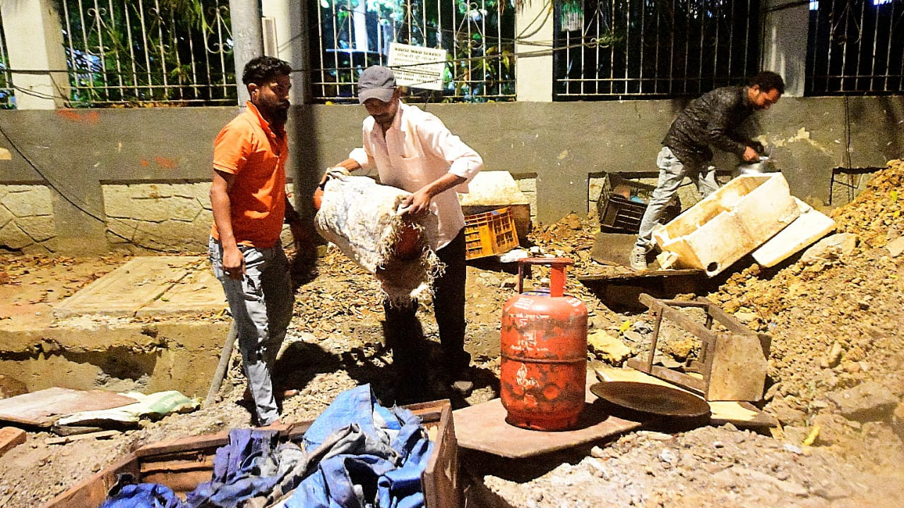 Andheri residents conduct signature campaign to address civic mess | Mumbai News – Times of India