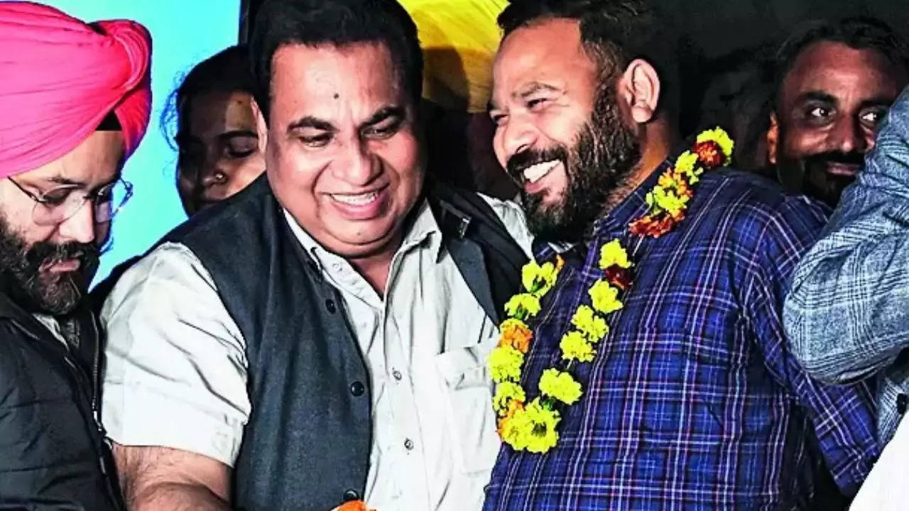 AAP gets mayor’s post but Cong gains little; advantage for BJP too | India News – Times of India