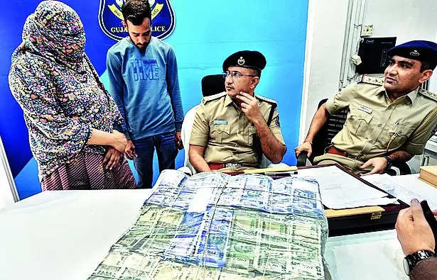 Woman who fled with her live-in partner’s 96L cash held from Akola