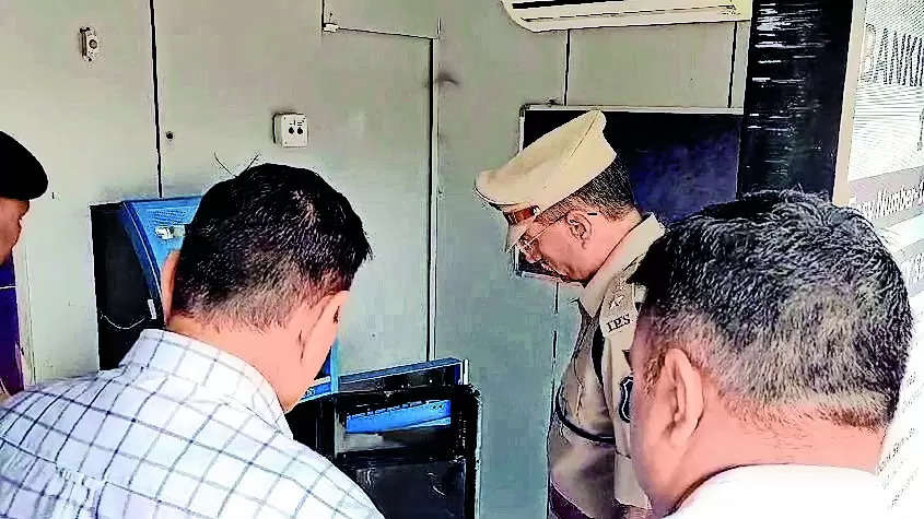 Four men cut ATM, flee with ₹25L cash