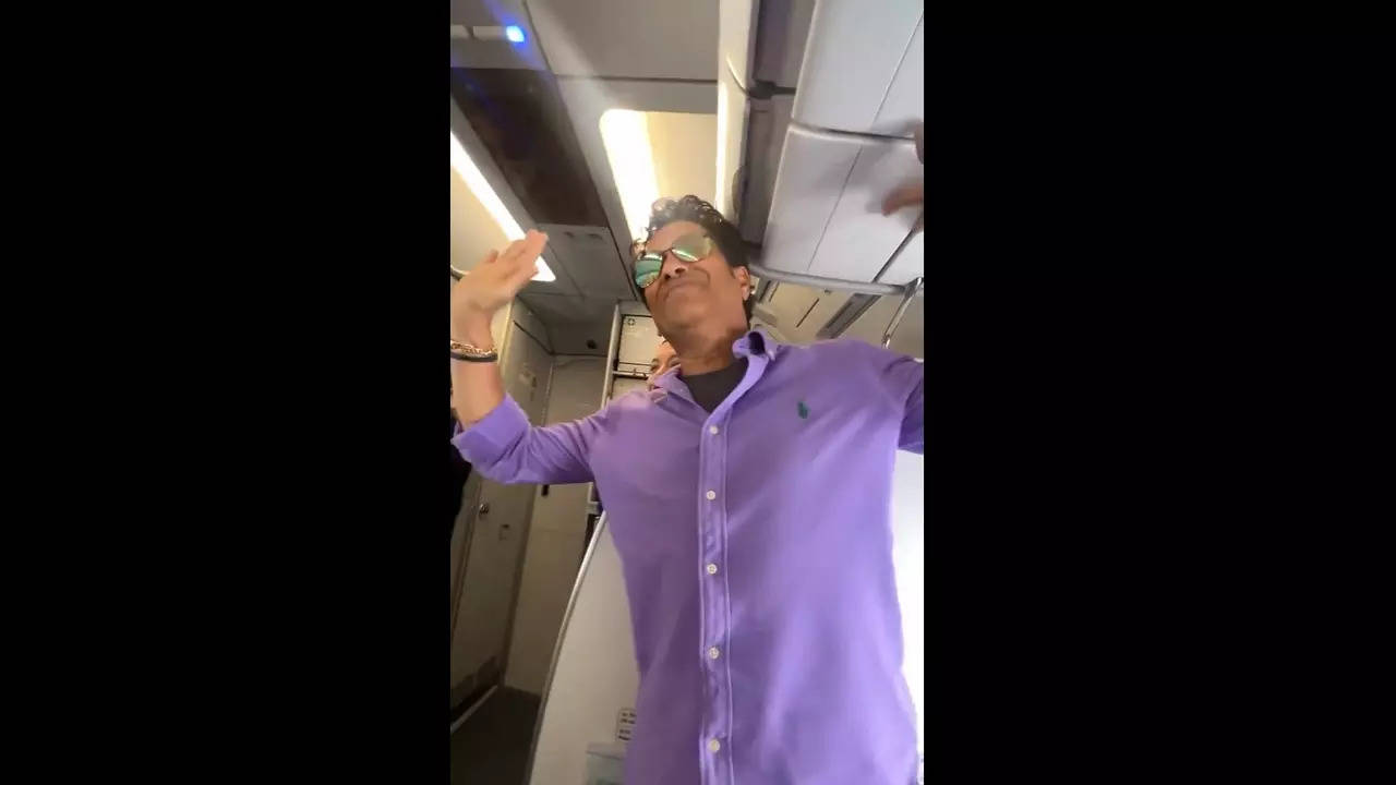 Watch: Tendulkar on board, fans chant 'Sachin...Sachin' in flight 