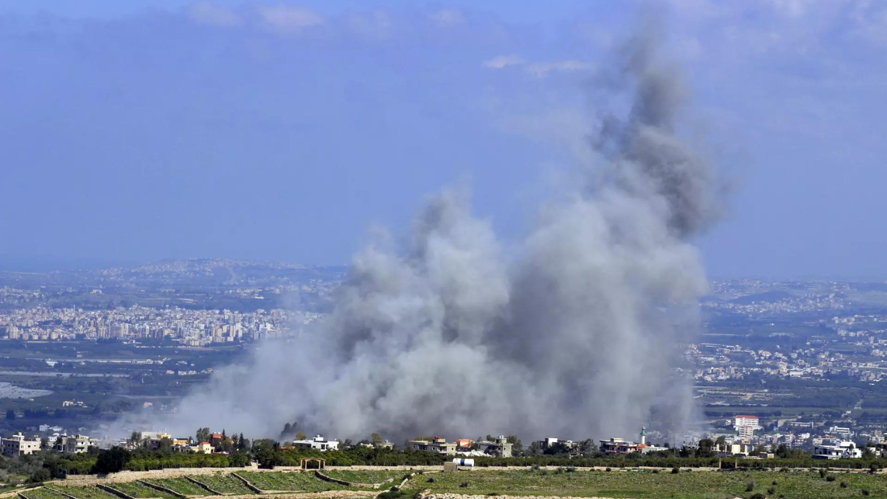 Smoke billows from the site of an Israeli airstrike on the villages of Mansouri and Majdelzoun near Lebanon’s southern border (AFP photo)