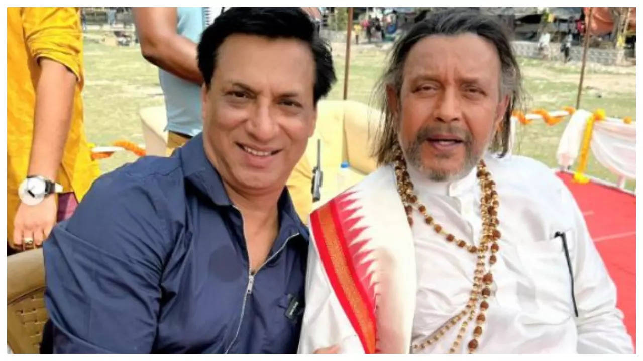 Mithun Chakraborty looks hail and hearty as he chats with Madhur Bhandarkar on the sets of ‘Shastri’ – WATCH video | – Times of India