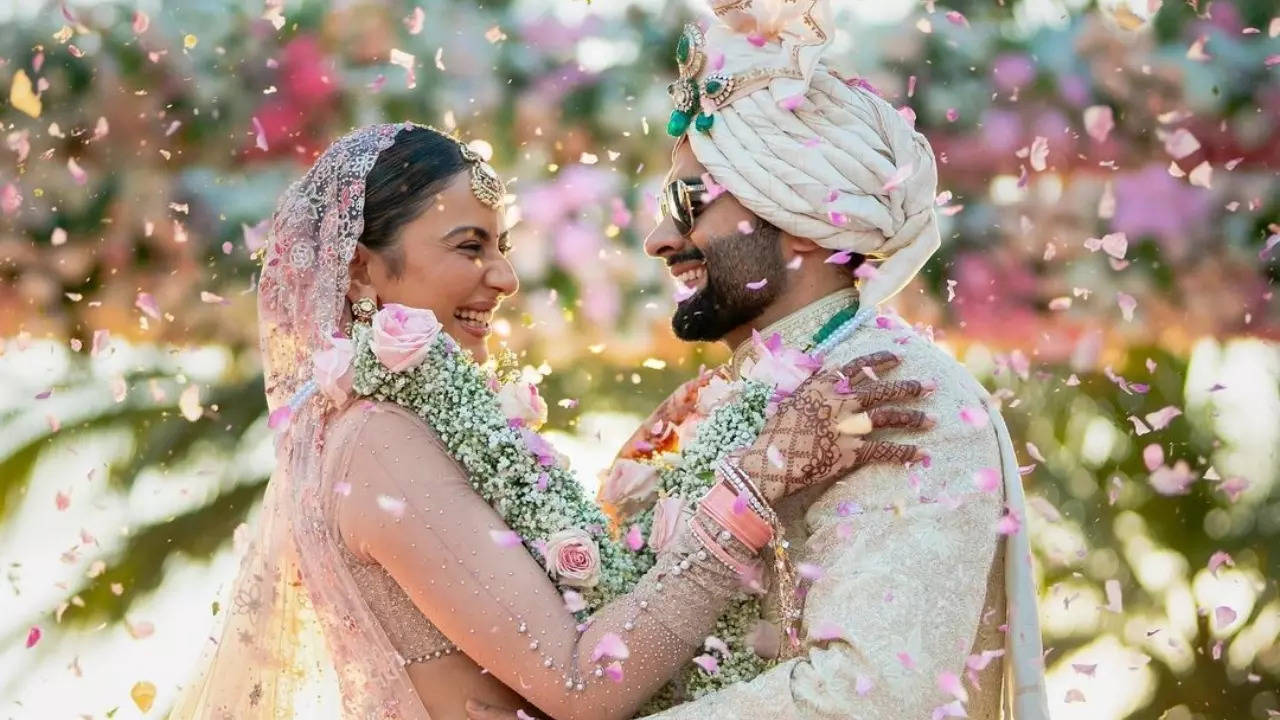 Rakul Preet Singh’s bridal walk to marry Jackky Bhagnani melts social media – WATCH | – Times of India