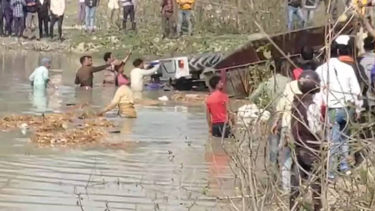 15 killed in tractor-trolley overturn in UP’s Kasganj district | Lucknow News – Times of India